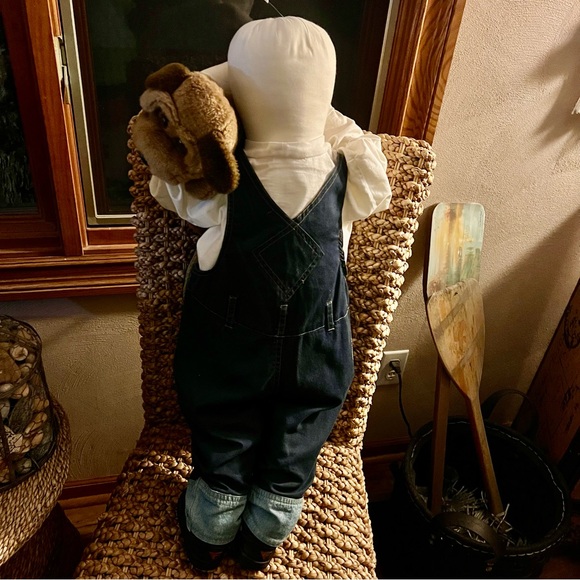 Amish doll holding teddy bear- appears to be vintage. - Picture 3 of 5